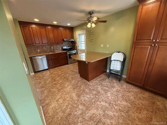 Building Photo - 573 Lakeville Rd