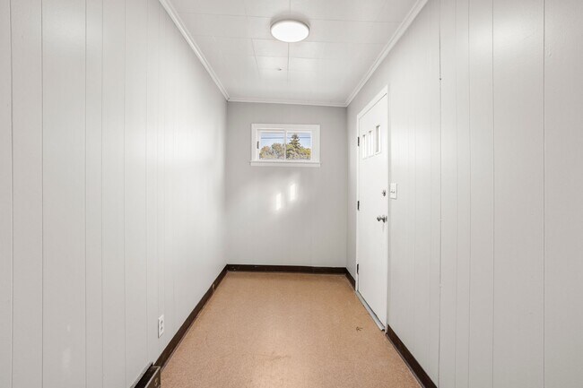 Building Photo - 617 W 8th Ave