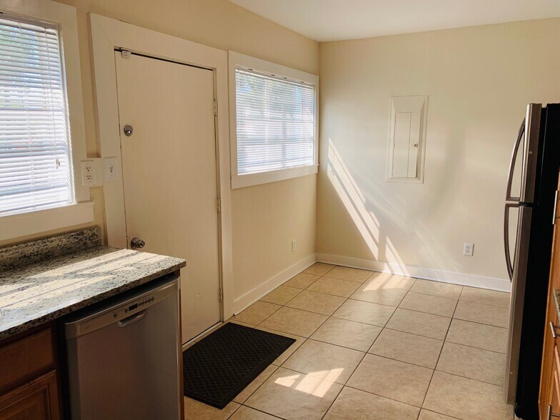 Building Photo - 903 Montgomery St