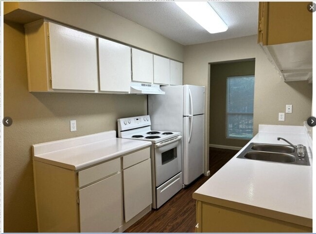 Building Photo - 2200 Cypress Landing Rd