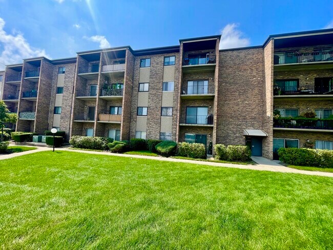 Building Photo - 725 W Huntington Commons Rd