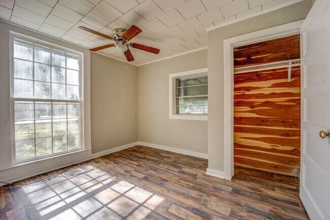 Building Photo - Freshly Updated 3 Bedroom Home