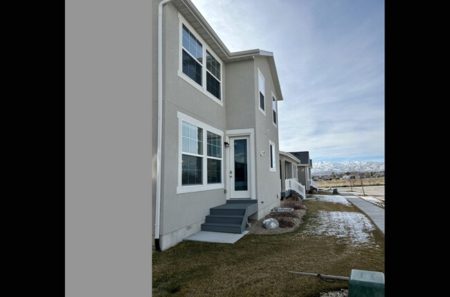 Building Photo - 932 W 2840 N