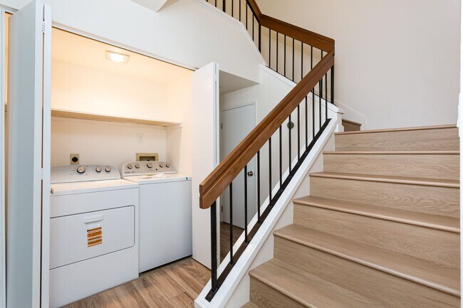 Building Photo - Charming Remodeled Townhome!