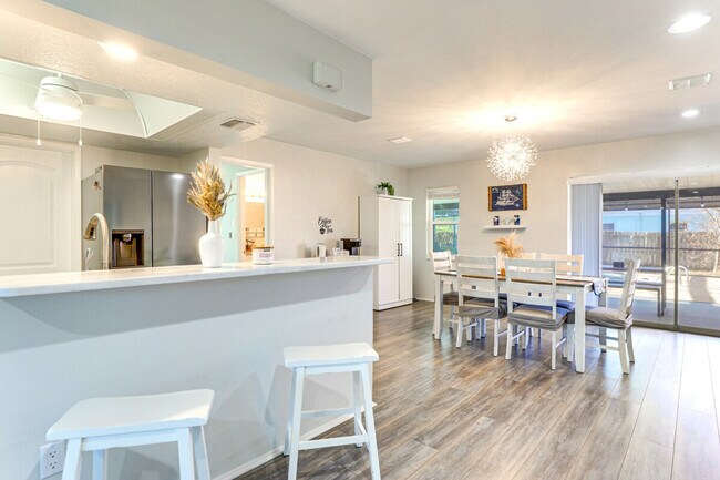 Building Photo - 3310 Siesta Dr