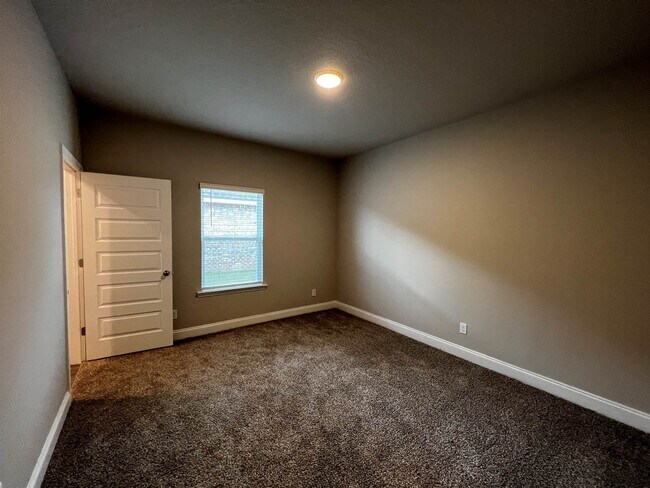 Building Photo - 10498 S Redland St