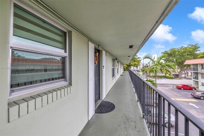 Building Photo - 805 W Oakland Park Blvd