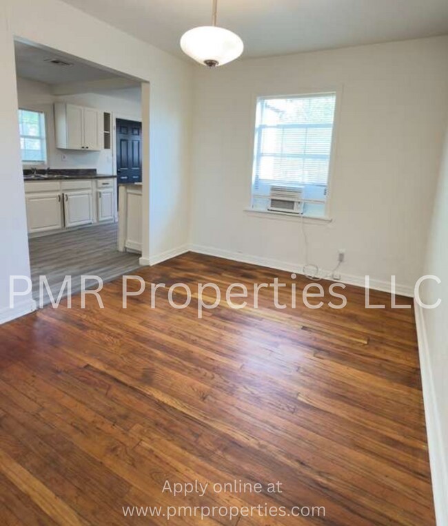 Building Photo - 3 Bedrooms/ 2 Bathrooms House