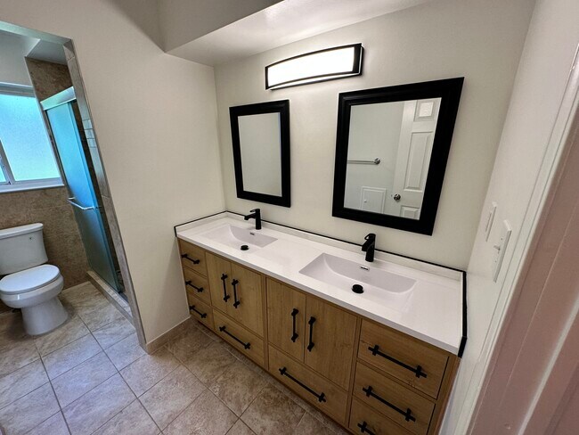 Building Photo - Impeccably Clean Warren Ranch!