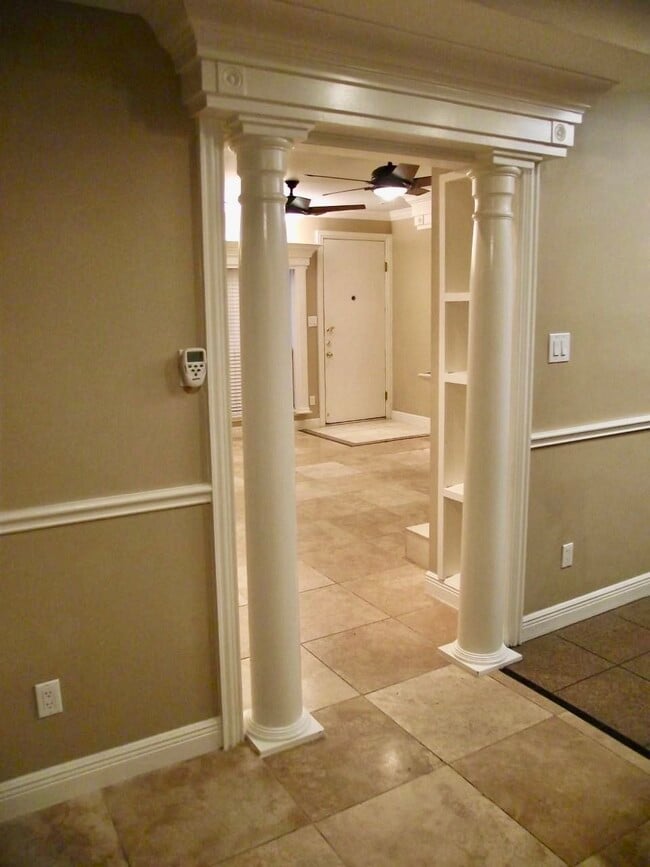 Building Photo - 2100 Tanglewilde St