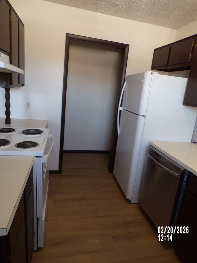 Building Photo - 2 STORY TOWNHOUSE , CLOSE TO SHOPPING AND RESTAURANTS