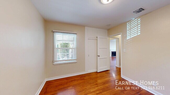 Building Photo - 15031 Hartland St