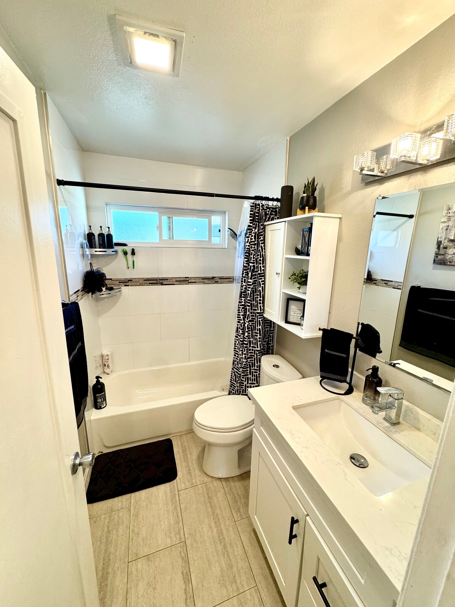 Building Photo - 1151 W Badillo St