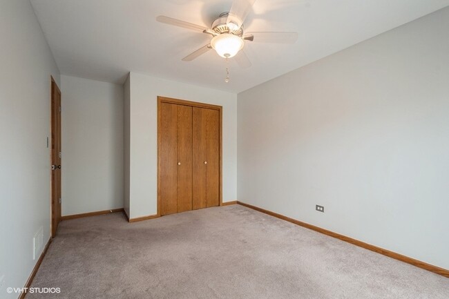 Building Photo - 7411 N Claremont Ave