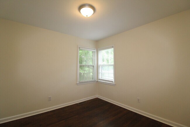 Building Photo - 2 Bedroom 1 Bath Home in Roeland Park
