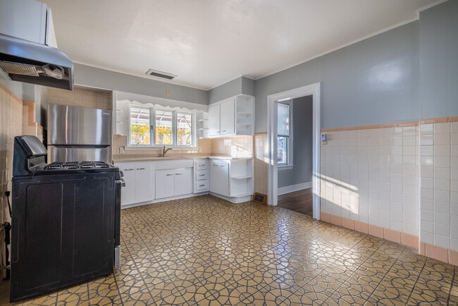 Building Photo - 216 Howard Ave