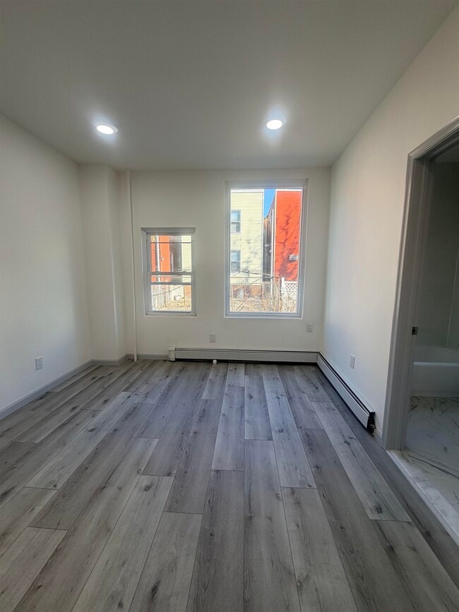 Building Photo - 124 Winfield Ave