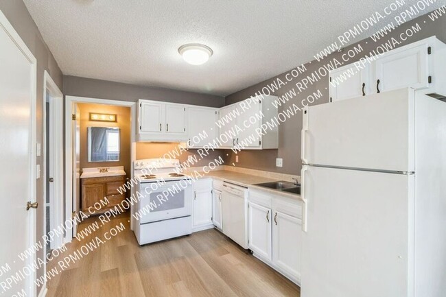 Building Photo - 317 SE Lowell Dr