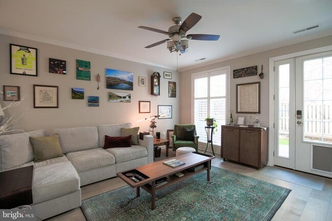 Building Photo - 332 S Alfred St