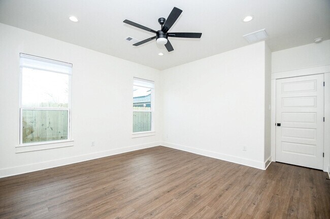 Building Photo - 4101 Victoria