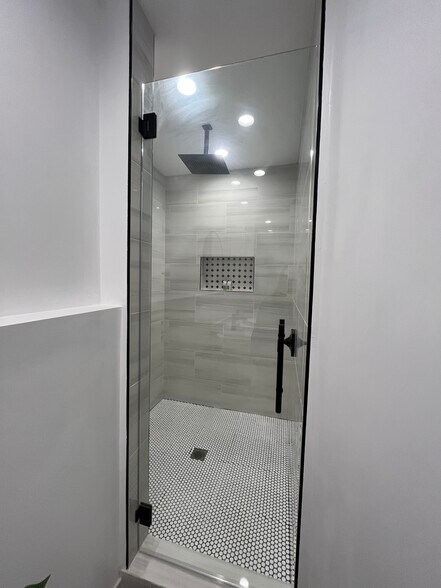Very large shower - 6036 W 75th St