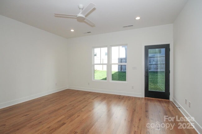 Building Photo - 1110 Greenleaf Ave