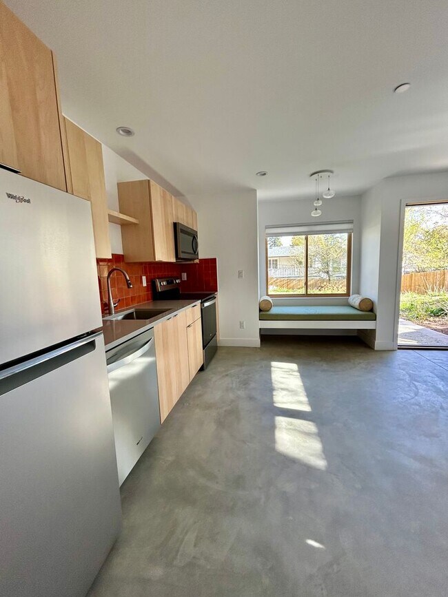 Building Photo - Modern 1BR Apt. (Built 2023), Walk to Down...