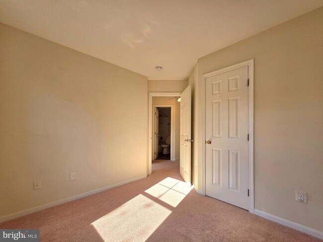 Building Photo - 3989 Hartlake St