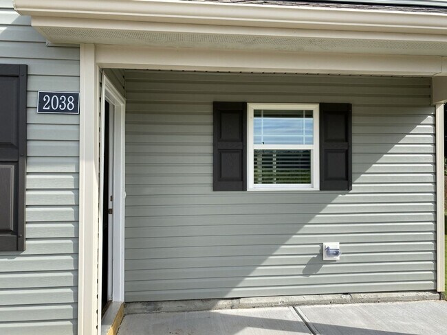 Building Photo - 3 Bedroom Wiggins Village
