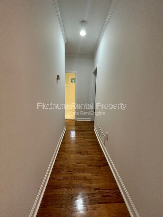 Building Photo - 870 Ingleside Dr