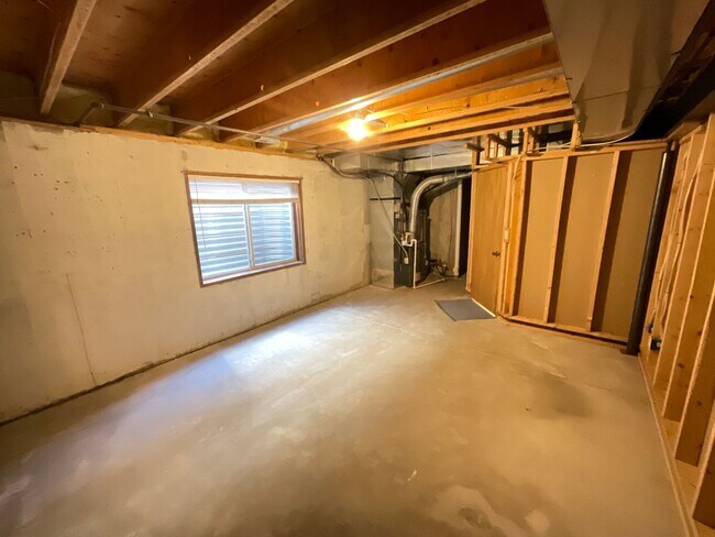 Building Photo - 4 Bedroom Home Available Near Research Pkwy & Scarborough Dr!