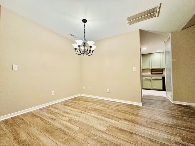 Building Photo - Spacious 3BD/2BA Home in Oak Park | Screened Porch | Large Backyard | 2-Car Garage