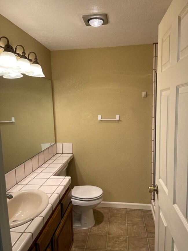 Building Photo - Beautiful Bottom Floor Unit in Ridgecrest Condos! Month to Month Lease!