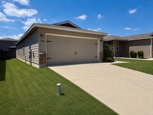 Building Photo - Beautiful 3 bedroom, 2.5 bathroom with an office in a prime New Braunfels location!