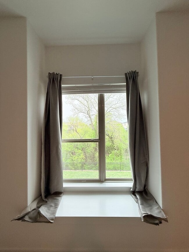 Building Photo - AVAILABLE NOW -Stunning 3-Bedroom Townhome Overlooking Greenbelt in Plano ISD 600 Collier Drive