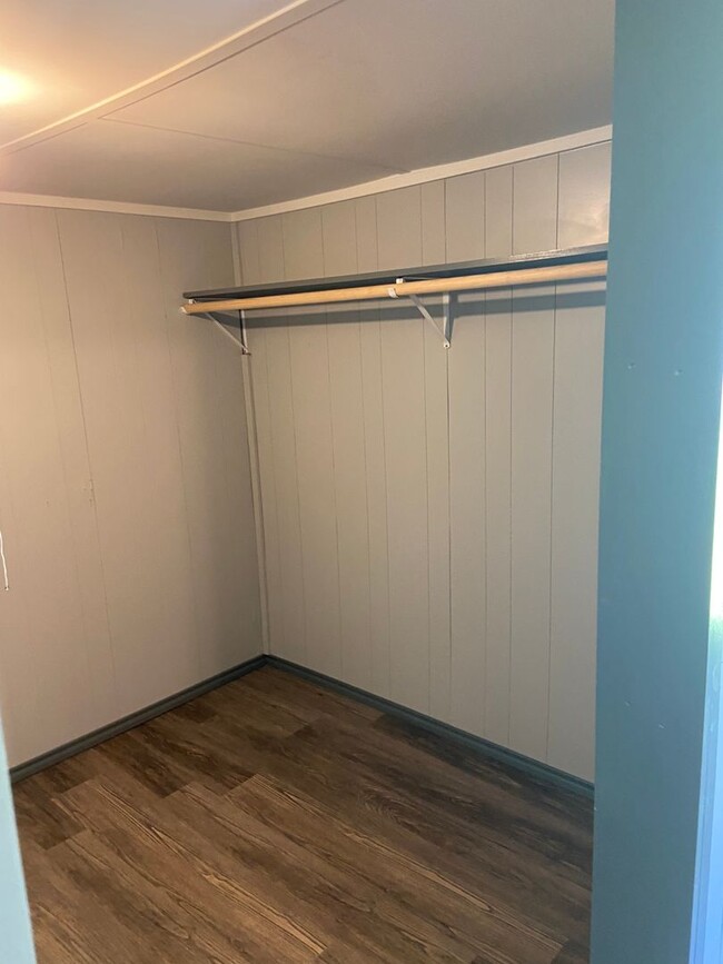 Building Photo - Remodeled Unit Available Now!