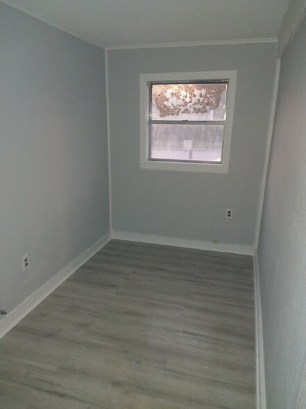 Building Photo - 502 E Lott Ave