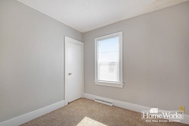 Building Photo - Adorable 2 Bedroom Home