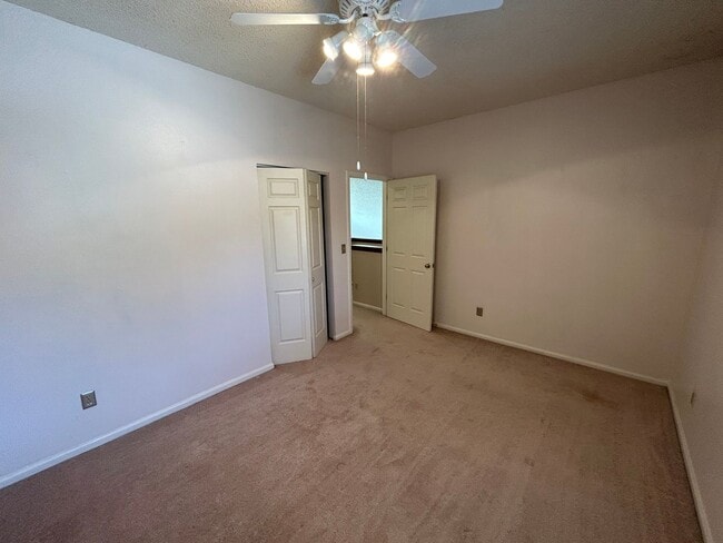 Building Photo - 2 Bed/ 1.5 Bath Home
