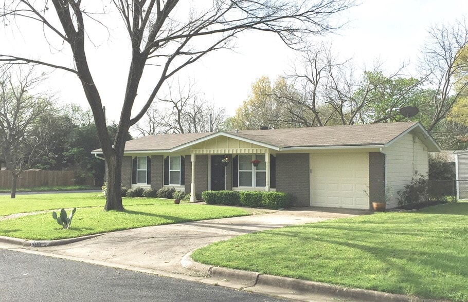 Building Photo - 1405 Green Forest Dr