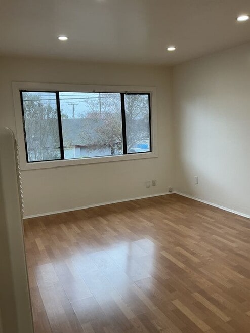 Building Photo - 212 S E St