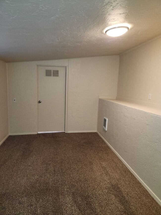 Building Photo - 4 Bedroom 1 Bath House