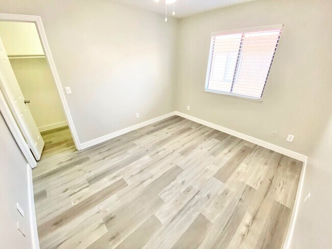 Building Photo - BEAUTIFUL 2 BED 2 BATH SECOND FLOOR CENTRAL LAS VEGAS CONDO