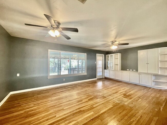 Building Photo - 4 Bedrooms in Oak Heights