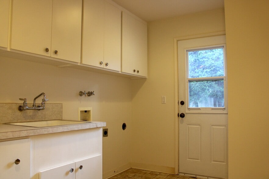 Building Photo - 1219 1st St