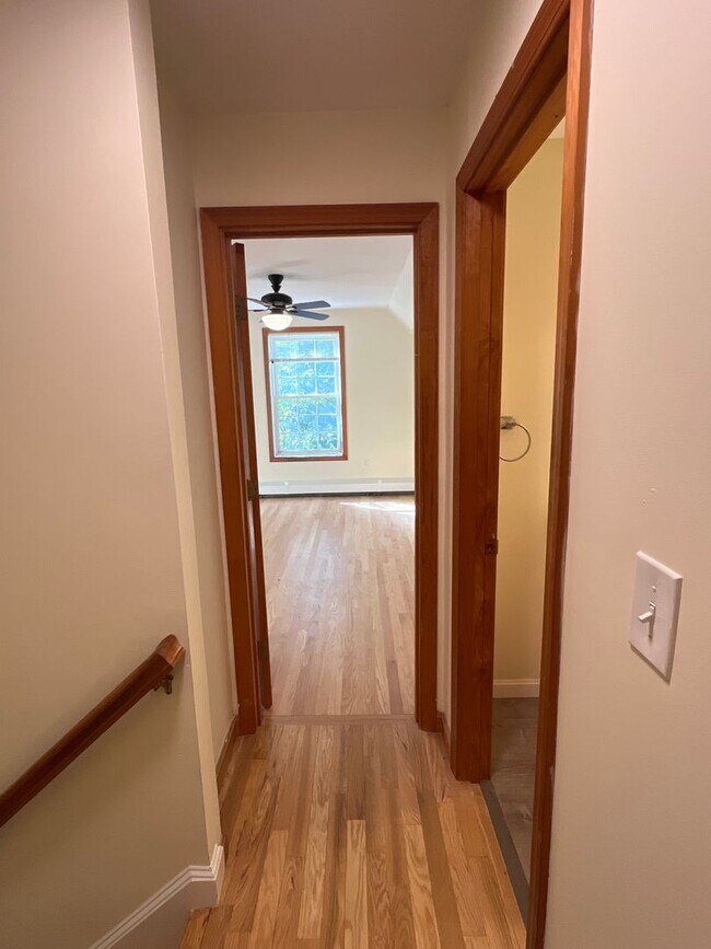 Building Photo - 3 Bedroom, 2 bath home newly renovated wit...