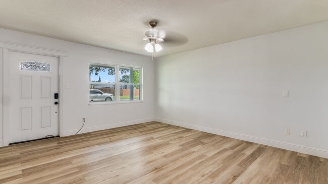 Building Photo - Beautiful Unit!  3/2 SINGLE FAMILY HOME