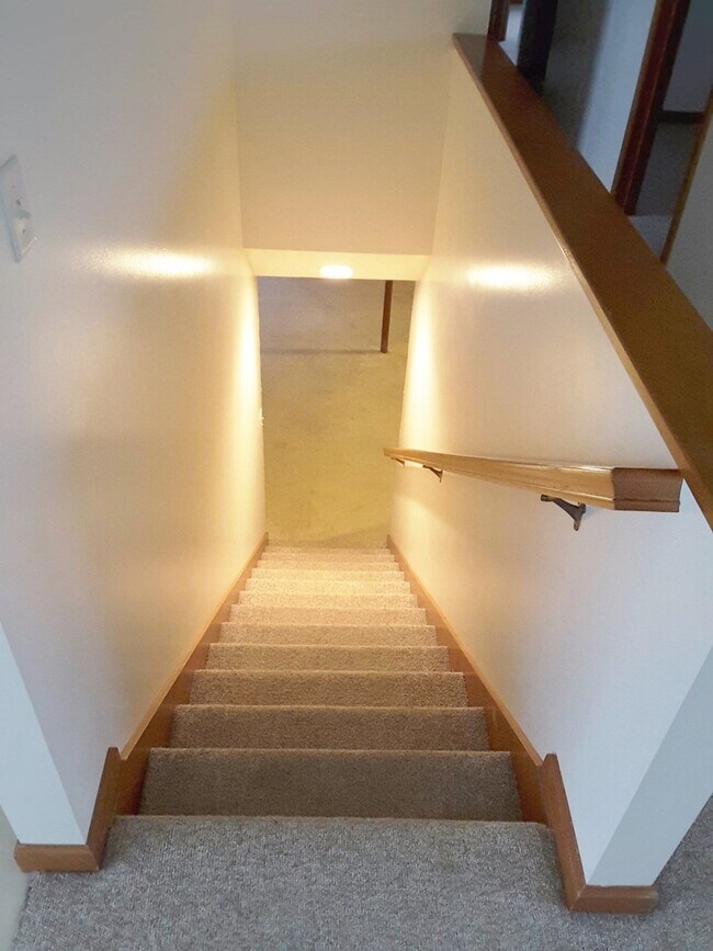 Building Photo - 3 Bedroom 2 Bathroom Single Family Home in...