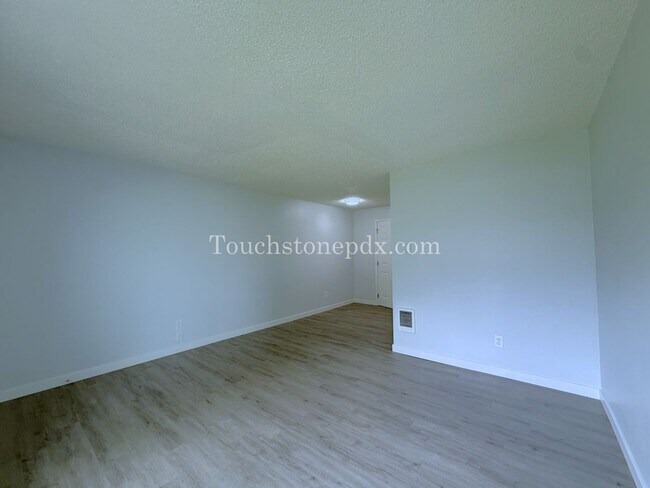 Building Photo - 2 WEEKS FREE OF RENT! Inviting East Portland Apartment