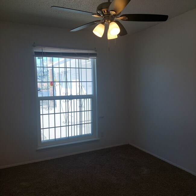 Building Photo - Welcome Home ! 3 bedroom 1.5 bath rental -DUPLEX